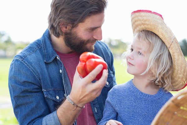 8 korakov, s katerimi boste otroka navdušili nad zdravo hrano 