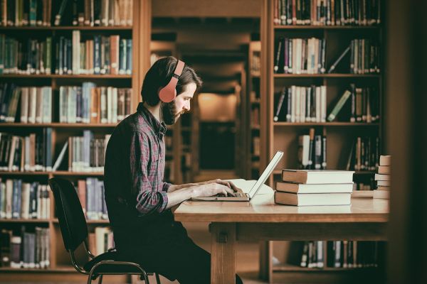 Je poslušanje glasbe ugodno za vaše študijske izzive?