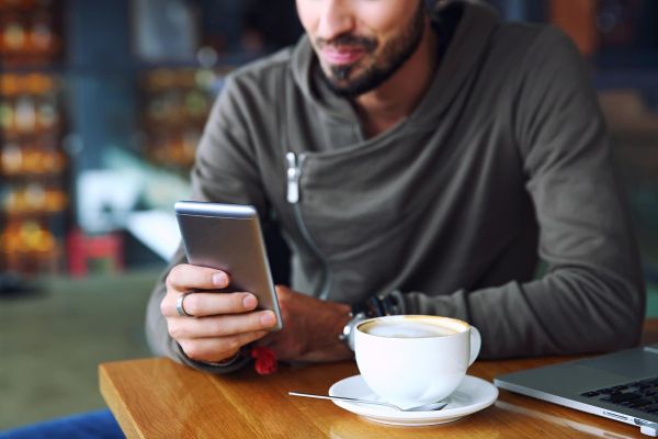 Katere spletne nevarnosti prežijo na vaš dragoceni mobilni telefon