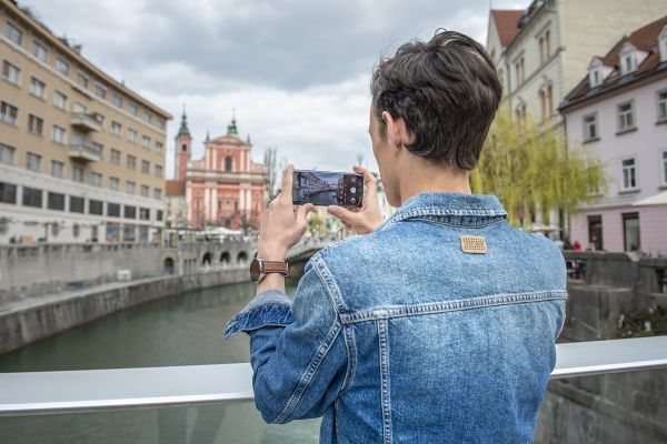 Potopili smo se v barvit (in popolnoma izostren) svet, kot ga vidi le Huawei P30 Pro