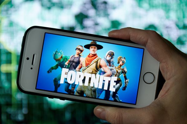 Zakaj je več deset tisoč igralcev igre Fortnite dva dni gledalo črno luknjo