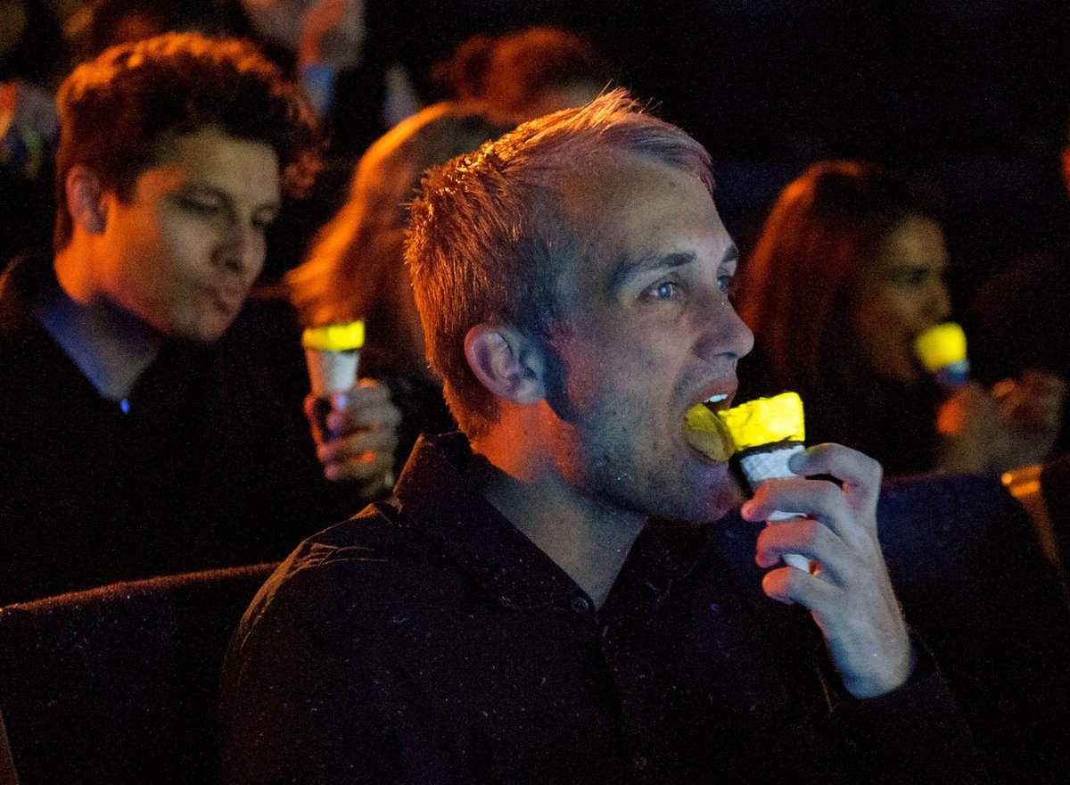 Svetleča hrana na filmski premieri
