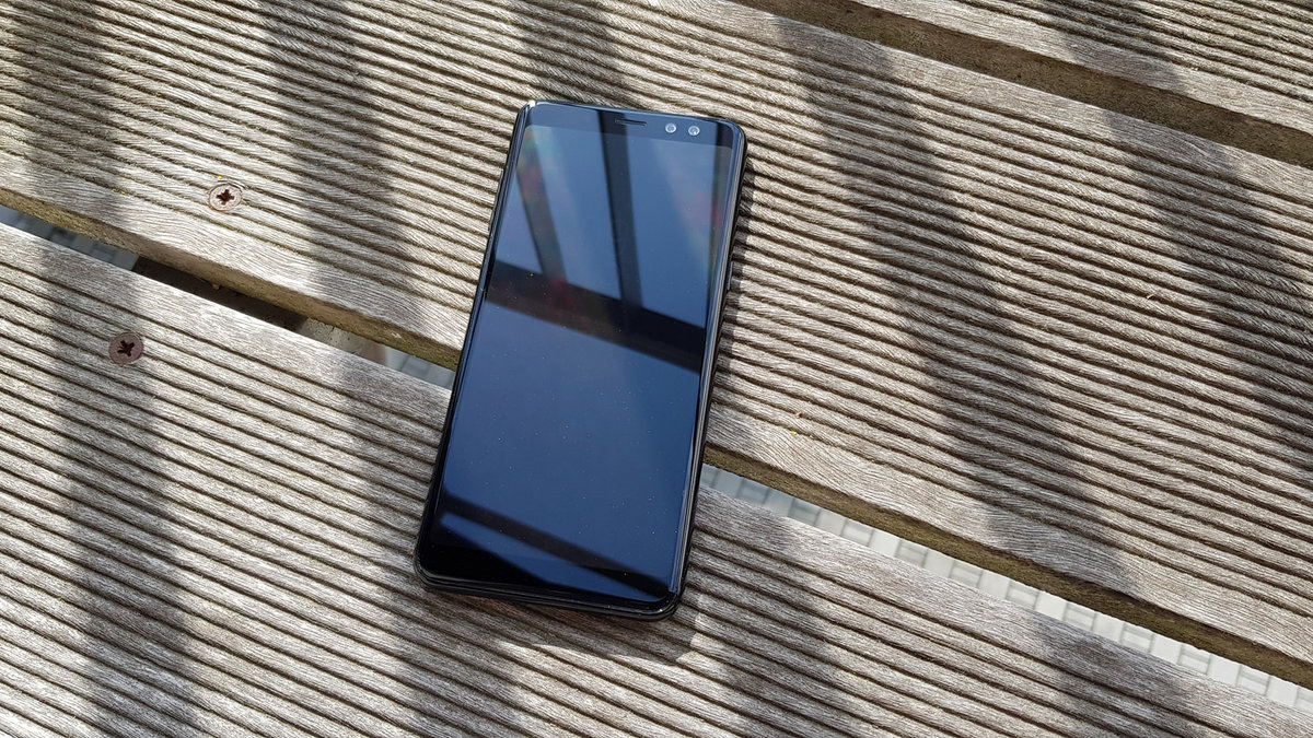 Samsung A8 v pozi