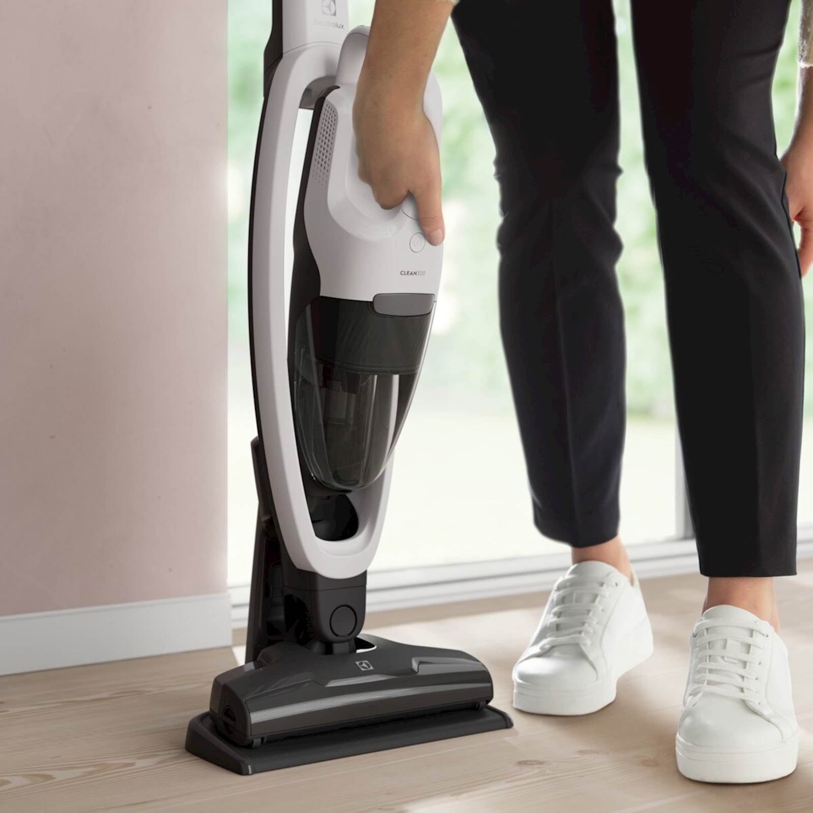 Electrolux pokončni sesalnik ES31CB18SH