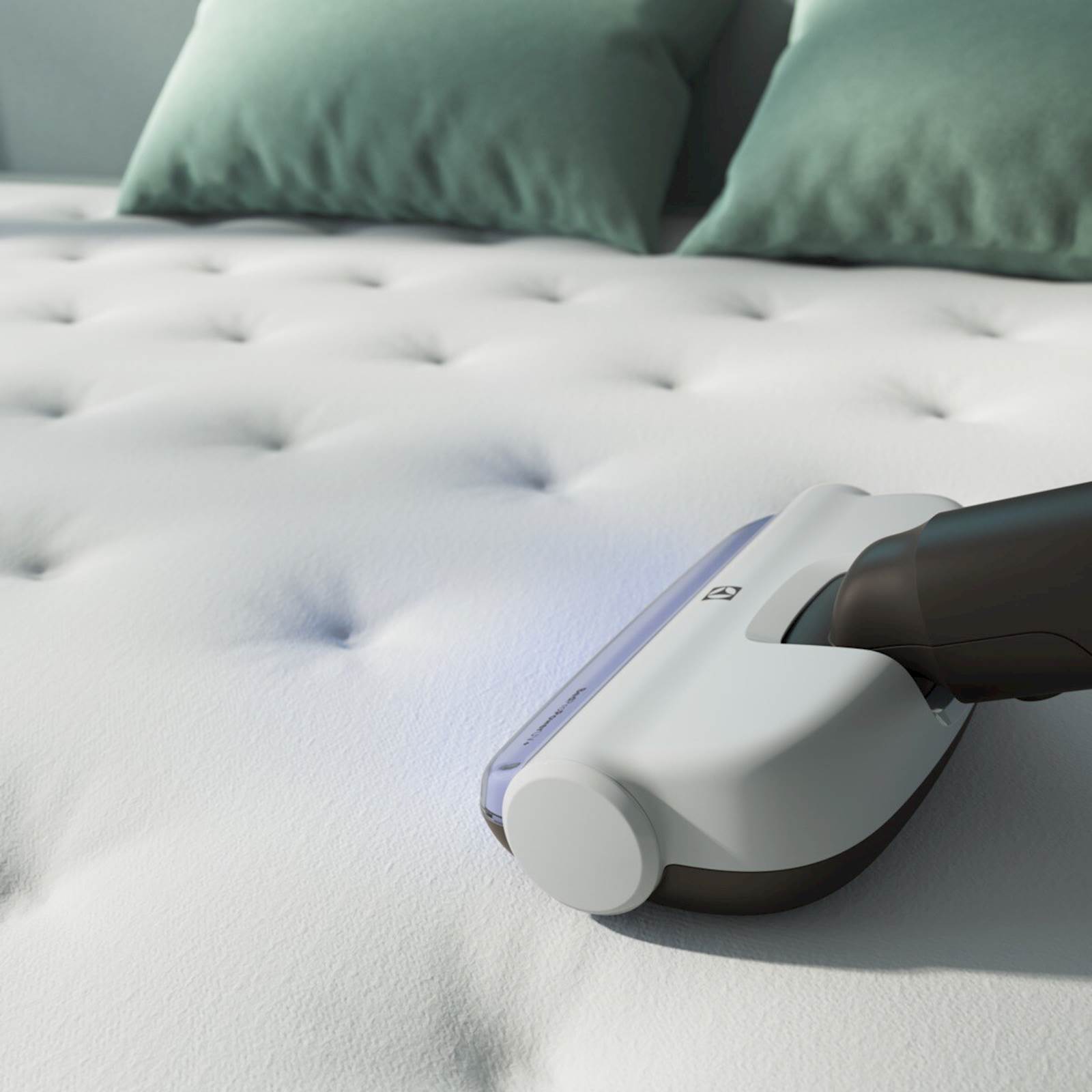 Electrolux pokončni baterijski sesalnik EP71HB14UV in nastavek BedProPower™UV
